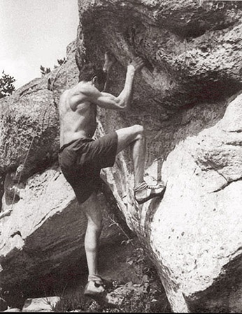 Pierre Allain bouldruje v Bas Cuvier (zdroj Editions Guerin/Chamonix)  