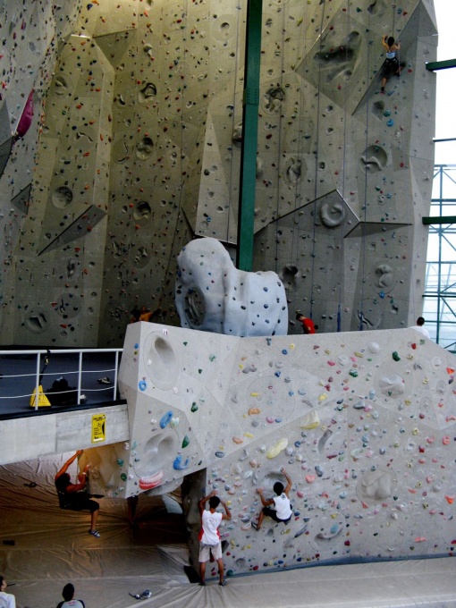 Kolmá část boulderovky a stěna na lano v pozadí 