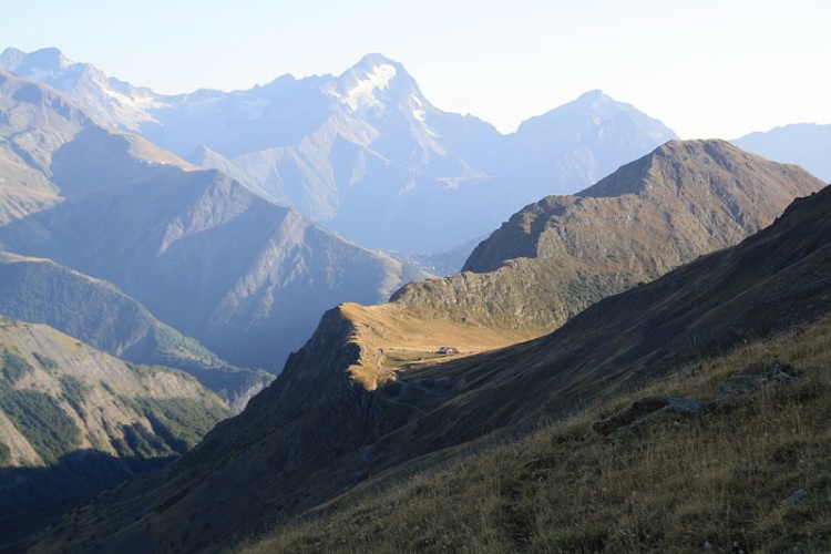 Pohled zpět ze 2/3 cesty od parkoviště. Parkoviště je ten cíp na slunci, hned za ním středisko Les 2 Alpes.