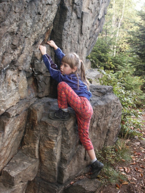 Zalezou si i malý boulderisti. Oblast Pohledecká skála Kristýna Kutějová.