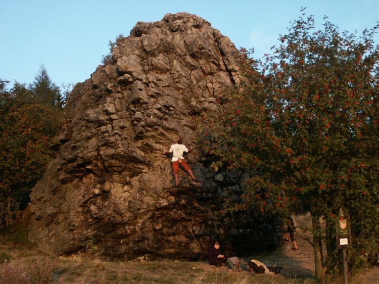 Vávrova skála. Zde to všechno začalo. Nejsou zde daný jasný bouldery, ale lze si zde najít spoustu variant a zakazovaček. Možná i 7c a víc?