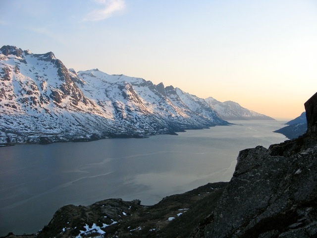 Ostrov Kvaloya - pohled do zátoky Ersfjord