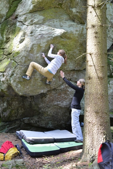 Terka v bouldru Buď a nebo 6C+.